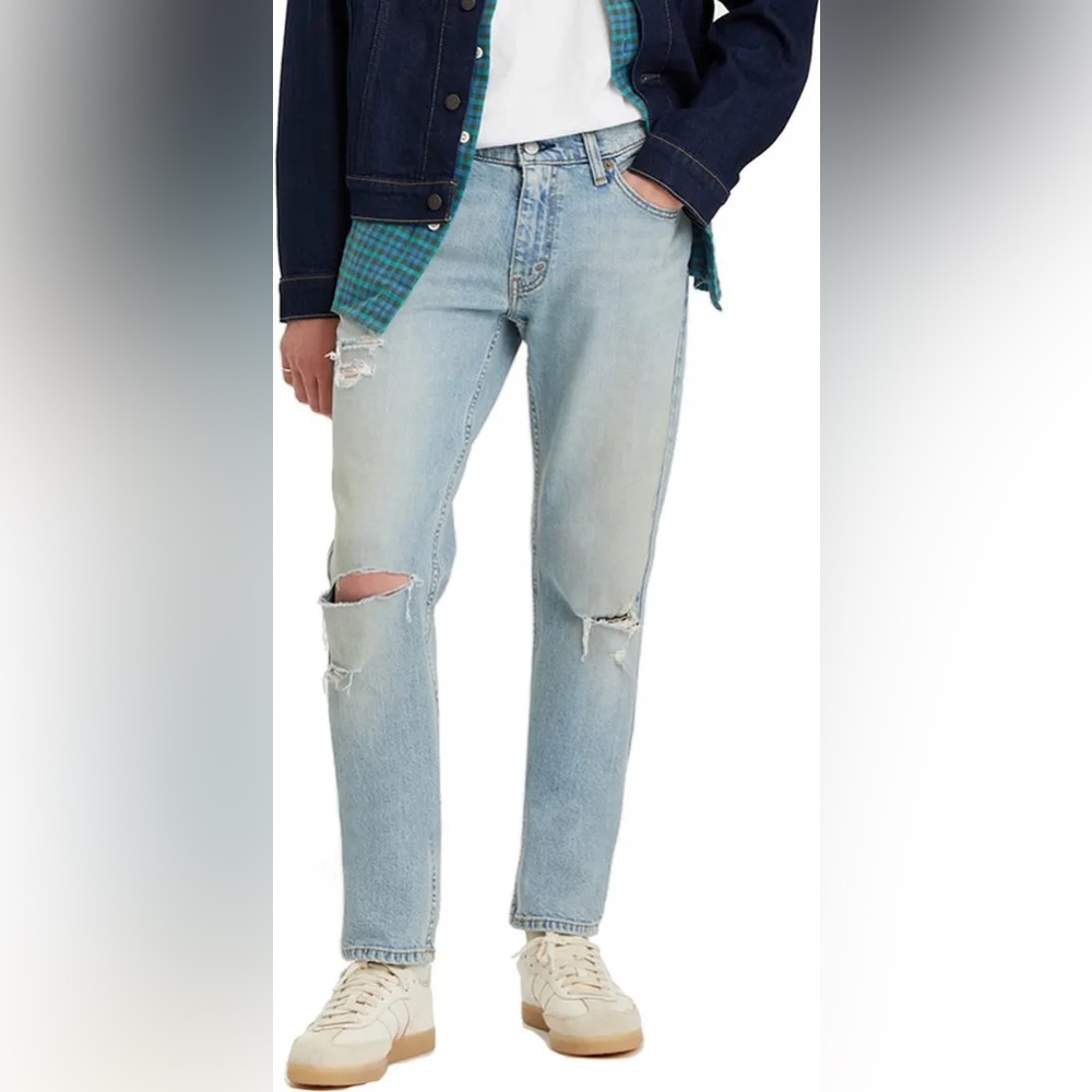 Light Wash Distressed Levi’s Slim Fit Jeans